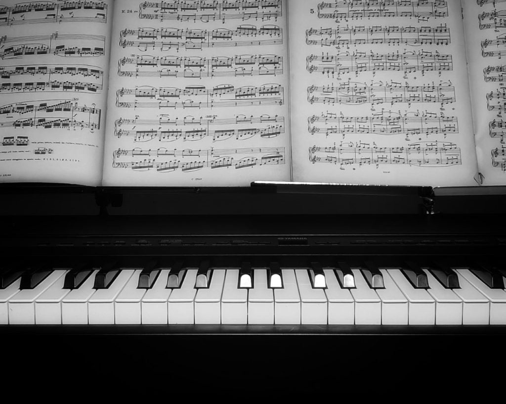 Spartito in bianco e nero su un pianoforte